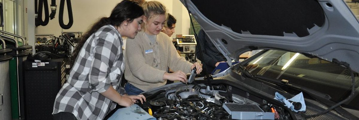 In der Kfz-Werkstatt konnten die Mädchen einen Urlaubs-Check durchführen.