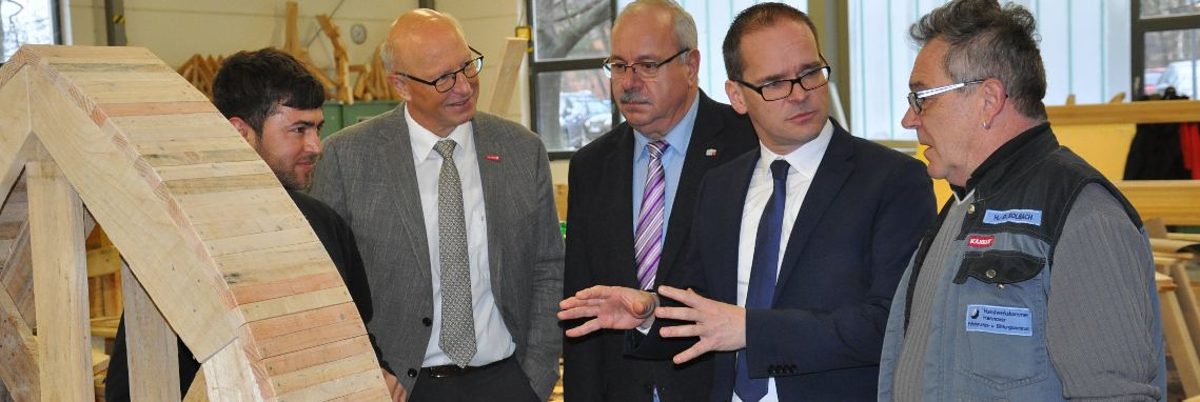 Kultusminister Grant Hendrik Tonne (2.v.r.) informiert sich über die duale Ausbildung auf dem Campus Handwerk in Garbsen.