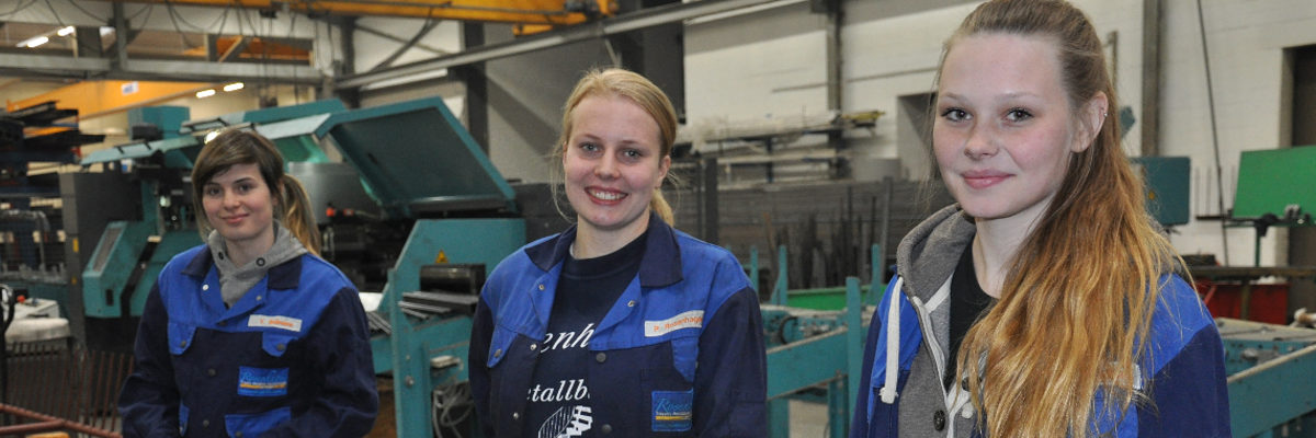Victoria Bollmann, Pia-Sophie Rosenhagen, Cerina Kendzia (v.l.) lernen Metallbauerin bei der Rosenhagen GmbH
