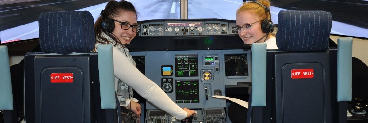 Ausbilderin Saskia Brünnecke (li.) und Lehrling Naemi Mevert im Flugsimulator.