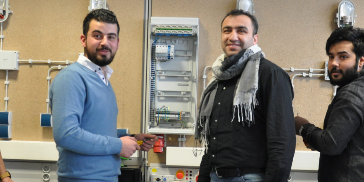 Navid Fayzie und Diaa Alameen (v.l.) berichten von ihren Erfahrungen in Deutschland. IHAFA, PerjuF, Flüchtlinge, Geflüchtete, Integration, Syrer
