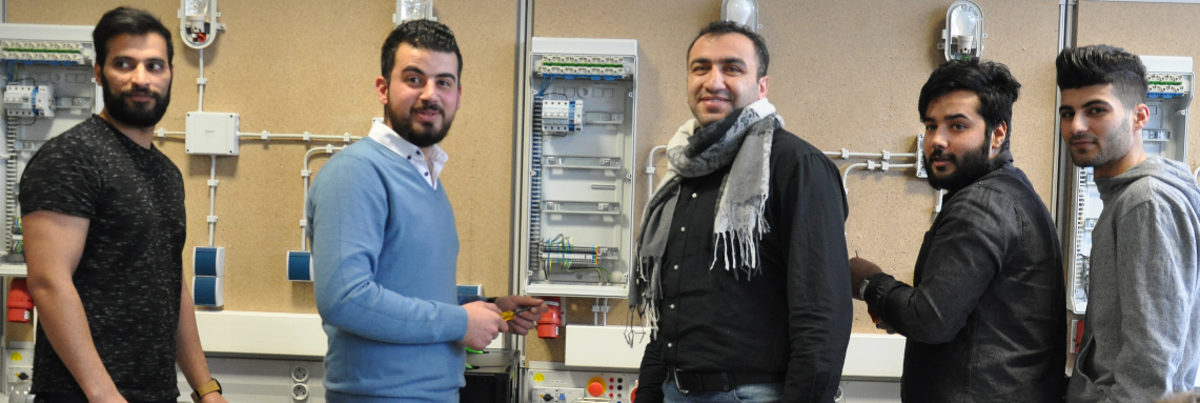 Navid Fayzie und Diaa Alameen (v.l.) berichten von ihren Erfahrungen in Deutschland. IHAFA, PerjuF, Flüchtlinge, Geflüchtete, Integration, Syrer