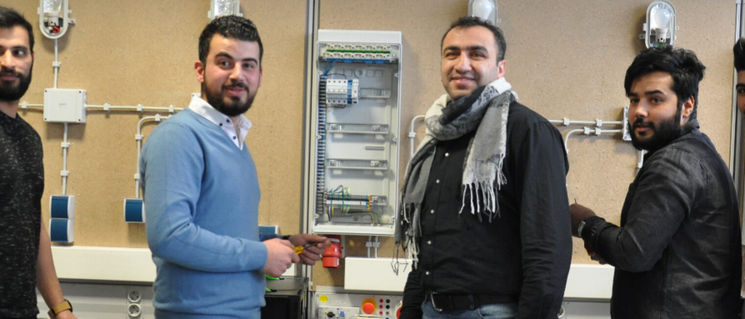 Navid Fayzie und Diaa Alameen (v.l.) berichten von ihren Erfahrungen in Deutschland. IHAFA, PerjuF, Flüchtlinge, Geflüchtete, Integration, Syrer