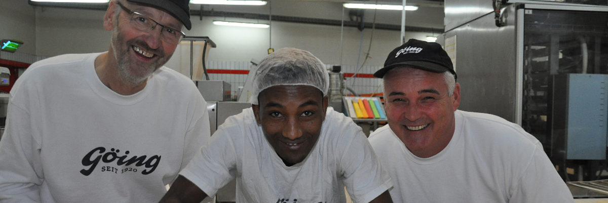 Heiner Luchs. Robel Zeru und Andreas Schrader in der Backstube der Bäckerei Göing. Heiner Luchs. Robel Zeru und Andreas Schrader in der Backstube der Bäckerei Göing.