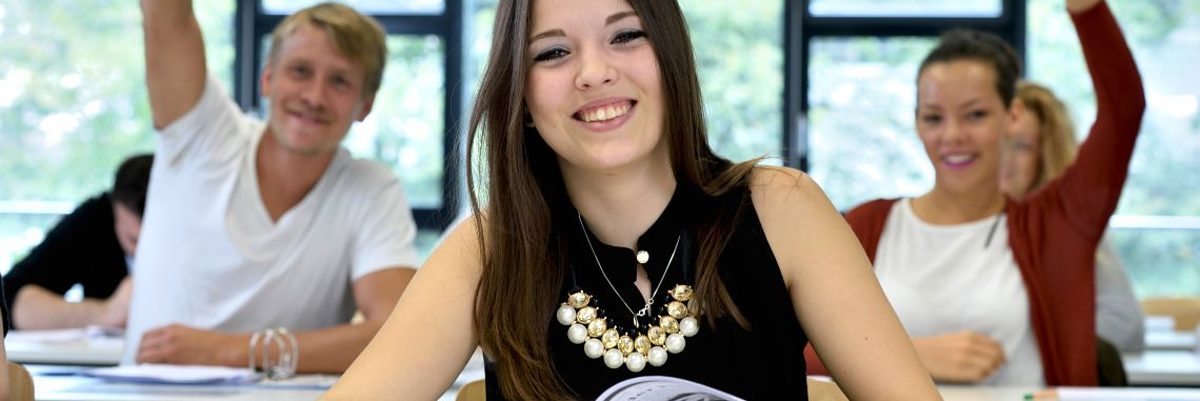 jugendliche uelu ülu, ausbildung abitur schüler schuelerinnen azubis