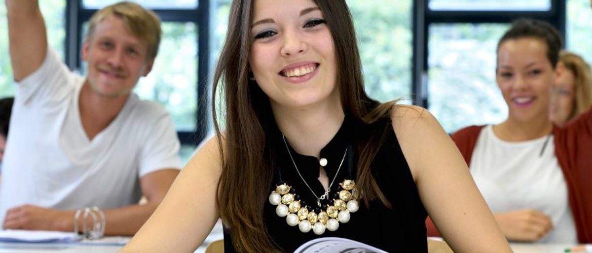 jugendliche uelu ülu, ausbildung abitur schüler schuelerinnen azubis