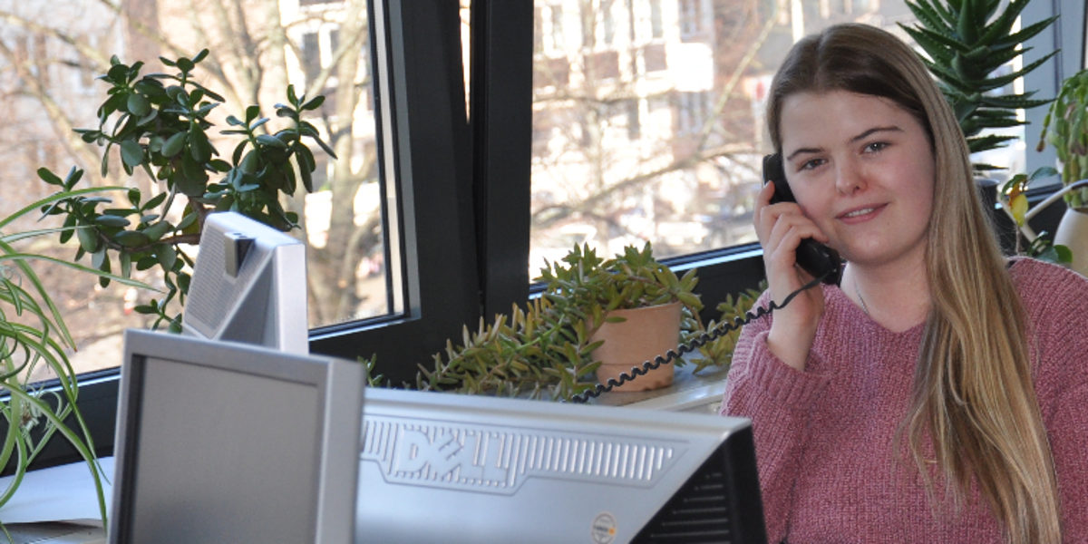 Azubi Verwaltungsfachangestellte betreut Kinder am Zukunftstag Mueller Müller Telefon Anruf Zukunftstag Boysday Girlsday Arbeit Schreibtisch Büro Azubi Auszubildende