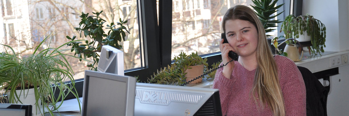 Azubi Verwaltungsfachangestellte betreut Kinder am Zukunftstag Mueller Müller Telefon Anruf Zukunftstag Boysday Girlsday Arbeit Schreibtisch Büro Azubi Auszubildende