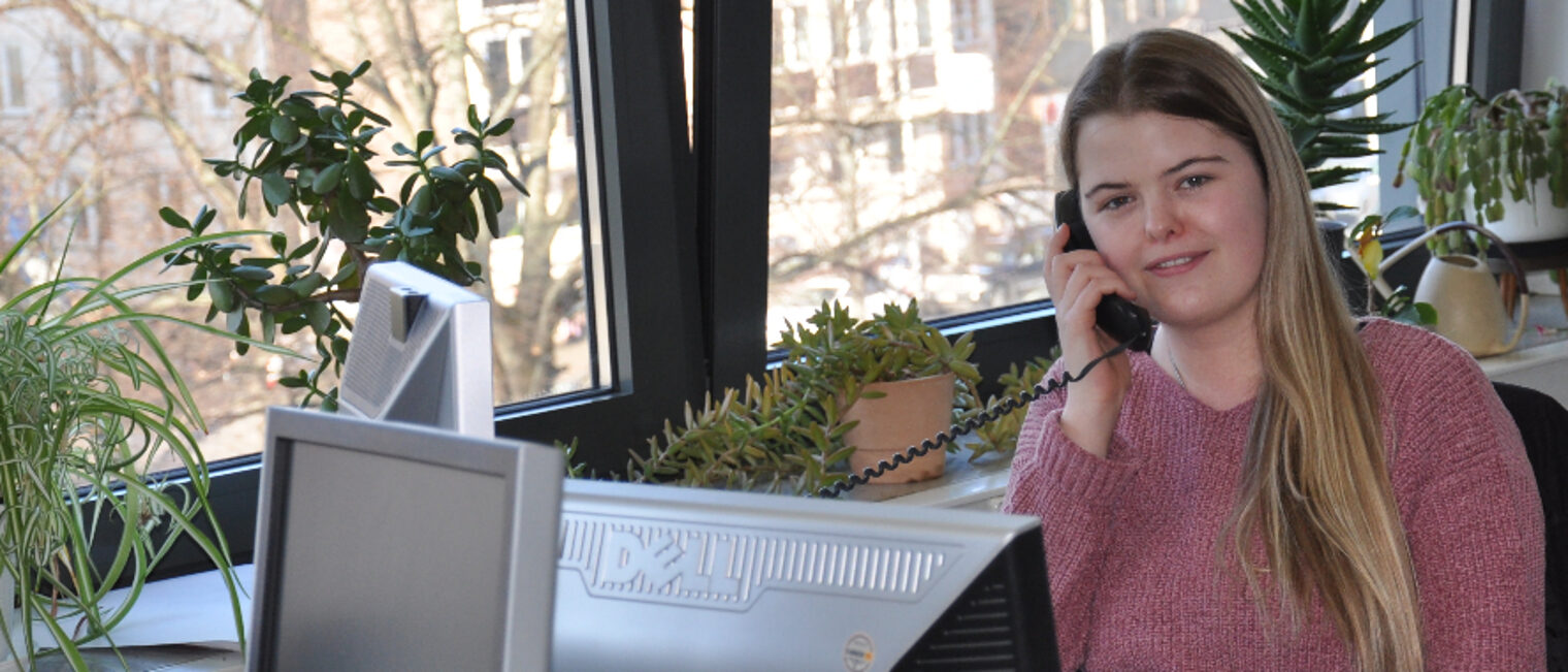 Azubi Verwaltungsfachangestellte betreut Kinder am Zukunftstag Mueller Müller Telefon Anruf Zukunftstag Boysday Girlsday Arbeit Schreibtisch Büro Azubi Auszubildende
