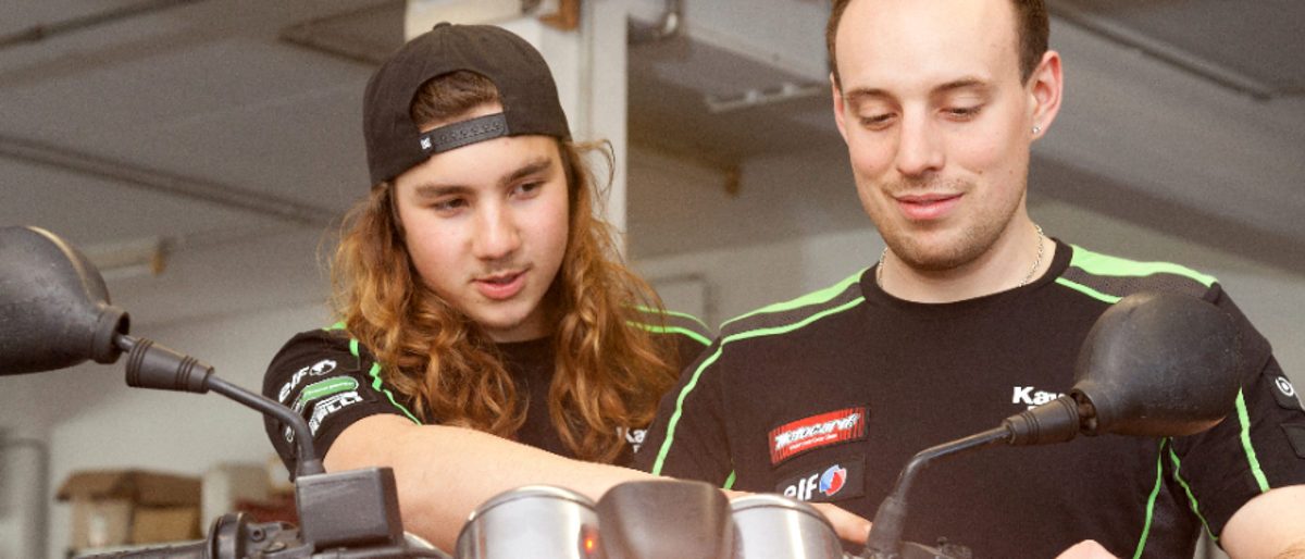 Zweiradmechatroniker Motorrad Azubi Ausbildung