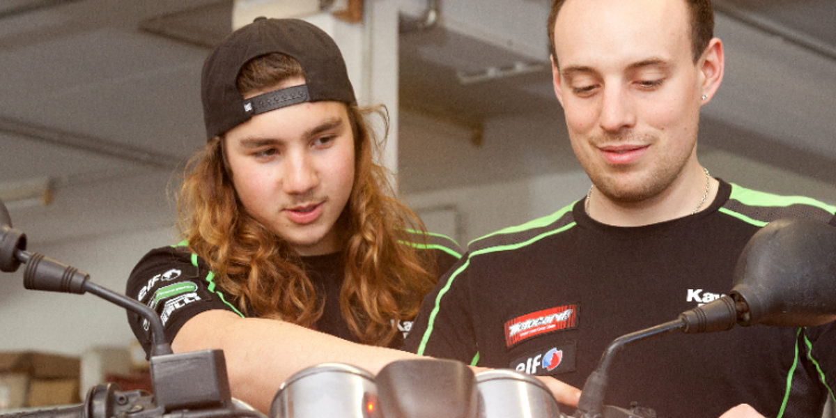 Zweiradmechatroniker Motorrad Azubi Ausbildung