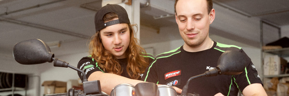 Zweiradmechatroniker Motorrad Azubi Ausbildung