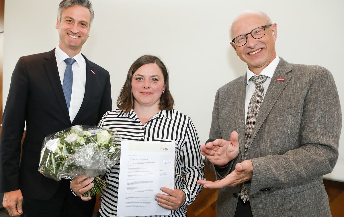 Natalie Hergert, frischgebackene Gebäudereinigermeisterin, kann jetzt die Meisterprämie beantragen. Natalie Hergert, frischgebackene Gebäudereinigermeisterin, kann jetzt die Meisterprämie beantragen.