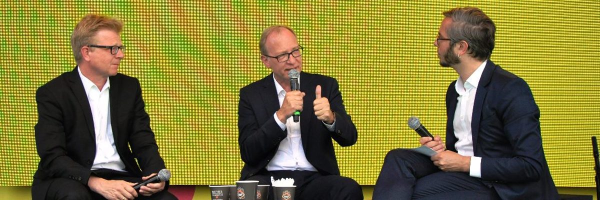 Dietmar Rokahr, Geschäftsführer der Handwerkskammer (Mitte) diskutierte mit Stefan Noort von der Industrie- Industrie- und Handelskammer Hannover (links) und Jan Sedelies von der HAZ. Dietmar Rokahr, Geschäftsführer der Handwerkskammer (Mitte) diskutierte mit Stefan Noort von der Industrie- Industrie- und Handelskammer Hannover (links) und Jan Sedelies von der HAZ.