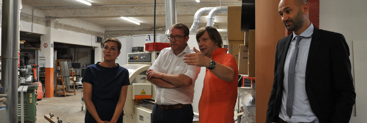 Staatssekretär Stefan Muhle (2.v.l.) zu Gast in der Tischlerei Dein Freund bei Wilhelm (2.v.r.) und Anke Freund. Staatssekretär Stefan Muhle (2.v.l.) zu Gast in der Tischlerei Dein Freund bei Wilhelm (2.v.r.) und Anke Freund.