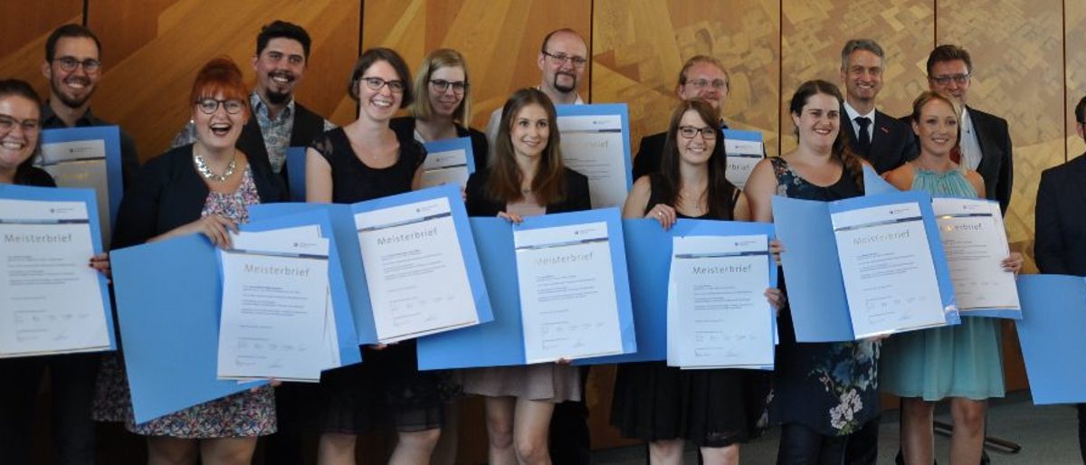 Strahlende Gesichter bei den Jungmeisterinnen und Jungmeistern. Strahlende Gesichter bei den Jungmeisterinnen und Jungmeistern.