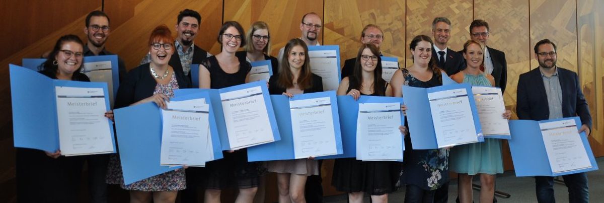 Strahlende Gesichter bei den Jungmeisterinnen und Jungmeistern. Strahlende Gesichter bei den Jungmeisterinnen und Jungmeistern.