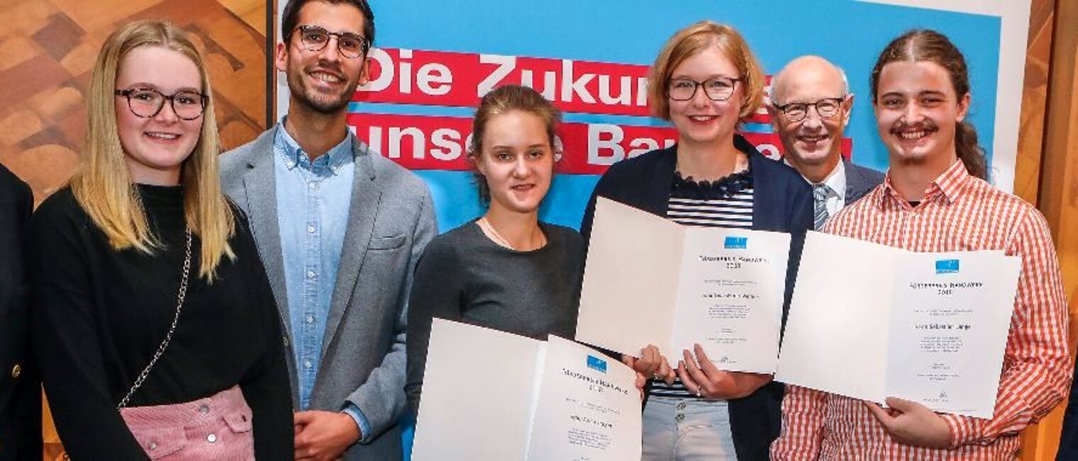 Prof. Dr. Ulrich von Jeinsen von der Kurt-Alten-Stiftung (von links), Maurerin Lea Ludowig, der Maler- und Lackierermeister Johannes Vogt, die angehende Automobilkauffrau Anna Träger, die angehende Konditorin Lena-Maria Werner,Handwerkskammerpräsident Karl-Wilhelm Steinmann, der der Kfz-Mechatroniker Sebastian Lange und Prof. Dr. Berend Denkena von der Kurt-Alten-Stiftung.