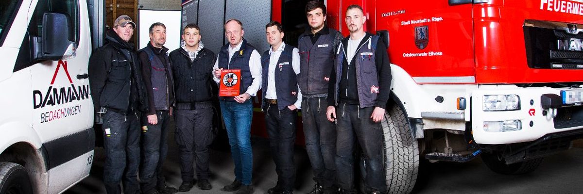 Die Feuerwehrleute der Firma Dammann Bedachungen. Die Feuerwehrleute der Firma Dammann Bedachungen.