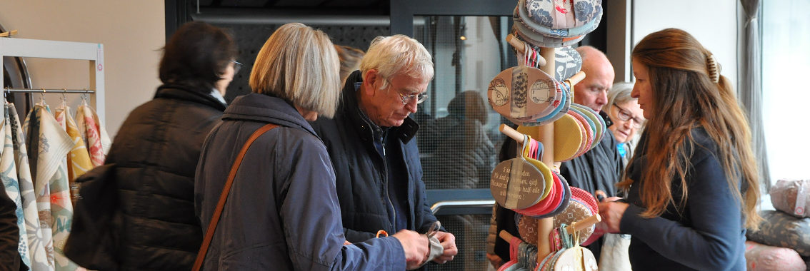 Am dritten Adventswochenende findet noch einmal unser Kunsthandwerkermarkt "Adventszauber" statt. Am dritten Adventswochenende findet noch einmal unser Kunsthandwerkermarkt "Adventszauber" statt.