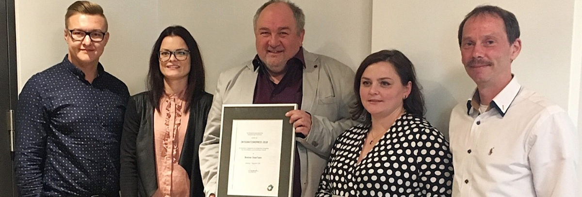Eigentümer Wolfgang Breitner (Mitte) mit seinen Mitarbeiterinnen und Mitarbeitern bei der Verleihung des Integrationspreises in Hamburg, links: Andrej Lir und Janin Schwarze (Geselle/in), rechts: Natalie Hergert und Olaf Lange (Meister/in). Quelle: BIV Eigentümer Wolfgang Breitner (Mitte) mit seinen Mitarbeiterinnen und Mitarbeitern bei der Verleihung des Integrationspreises in Hamburg, links: Andrej Lir und Janin Schwarze (Geselle/in), rechts: Natalie Hergert und Olaf Lange (Meister/in). Quelle: BIV