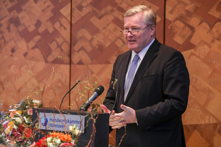 Niedersachsens Wirtschaftsminister Dr. Bernd Althusmann bei der Vorstellung der Gewinner des Wettbewerbs zum niedersächsischen Staatspreis für das gestaltende Handwerk 