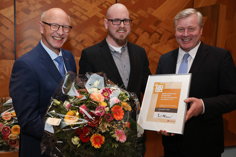 Matthias Hirsch (Mitte) nahm den Förderpreis für das gestaltende Handwerk stellvertretend für seinen Chef Alexander Claas entgegen. 