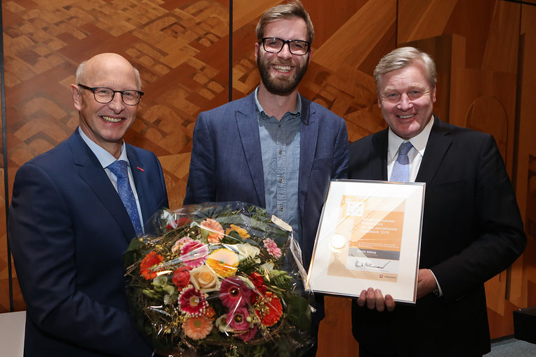 Mit Kevin Höing (Mitte), Förderpreisträger für das gestaltende Handwerk 2019, freuen sich Handwerkskammerpräsident Karl-Wilhelm Steinmann (l.) und Wirtschaftsminister Althusmann (r.)