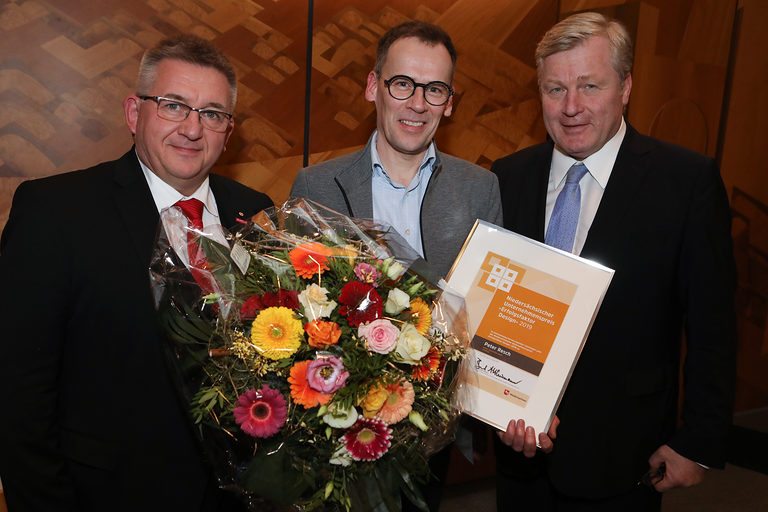 Peter Resch (Mitte) von der Resch Manufaktur Sehen erhielt den Unternehmenspreis "Erfolgsfaktor Design". 