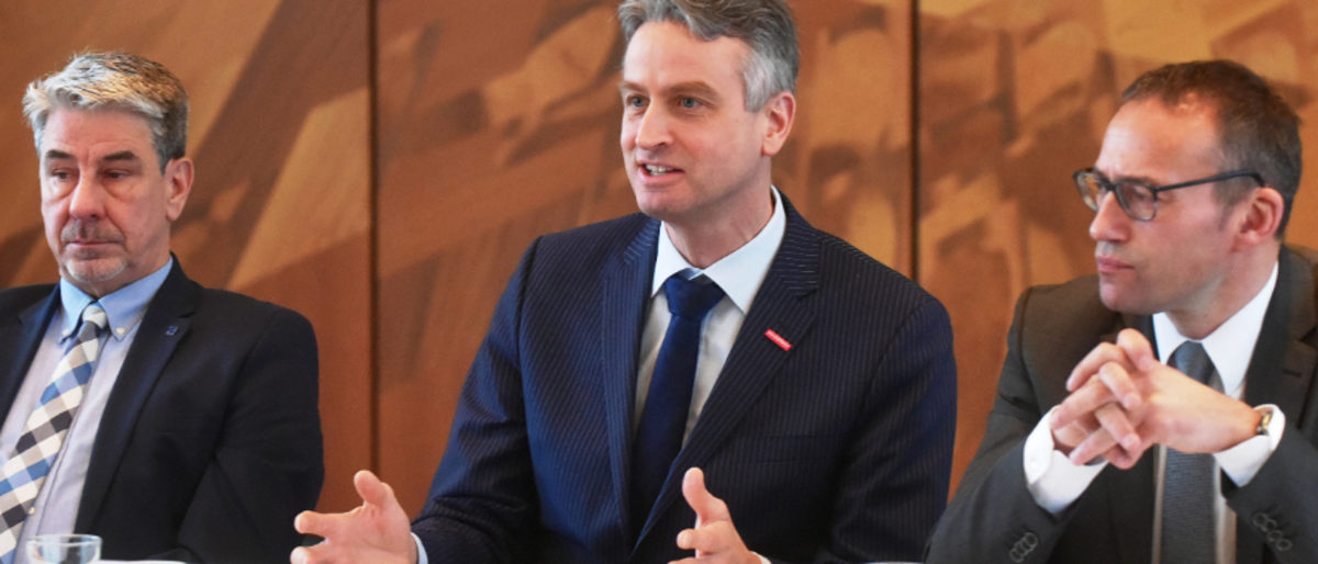 Peters Karst, der Hauptgeschäftsführer der Handwerkskammer Hannover (mitte), erläutert die Forderungen des Handwerks an die Politik. Peters Karst, der Hauptgeschäftsführer der Handwerkskammer Hannover (mitte), erläutert die Forderungen des Handwerks an die Politik.