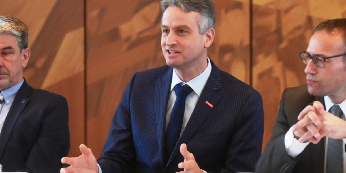 Peters Karst, der Hauptgeschäftsführer der Handwerkskammer Hannover (mitte), erläutert die Forderungen des Handwerks an die Politik. Peters Karst, der Hauptgeschäftsführer der Handwerkskammer Hannover (mitte), erläutert die Forderungen des Handwerks an die Politik.