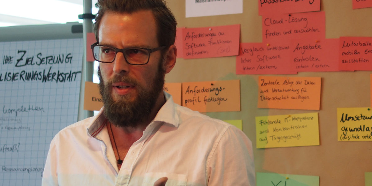 Von der Zielsetzung zum Maßnahmenplan: Stephan Heim von der Hegewald Holzdesign GmbH stellt die Ergebnisse der Digitalisierungswerkstatt Holz vor. Digitalisierungswerkstatt, Tischler, Hegewald, Holzdesign