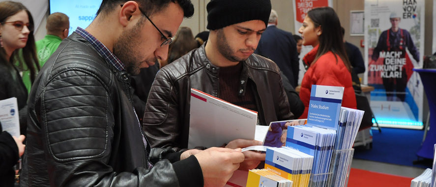 Auch in diesem Jahr war die Handwerkskammer Hannover auf der beruf & bildung mit einem Stand vertreten. Auch in diesem Jahr war die Handwerkskammer Hannover auf der beruf & bildung mit einem Stand vertreten.