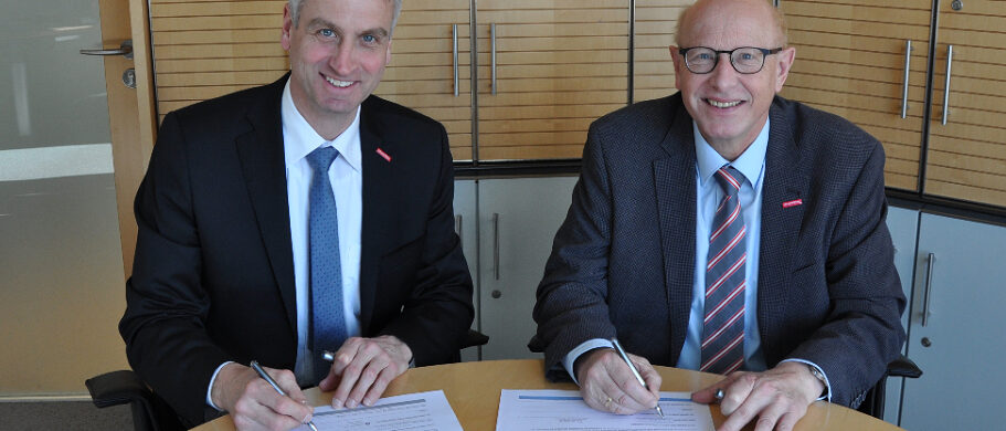 Handwerkskammerpräsident Steinmann und Hauptgeschäftsführer Karst unterzeichnen das "Bündnis für Europa".