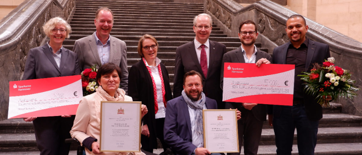 Oberbürgermeister Stephan Schostok und Sozial- und Sportdezernentin Konstanze Beckedorf mit den Preisträgern. Inklusion, Handwerk, Klauenberg, Van Service