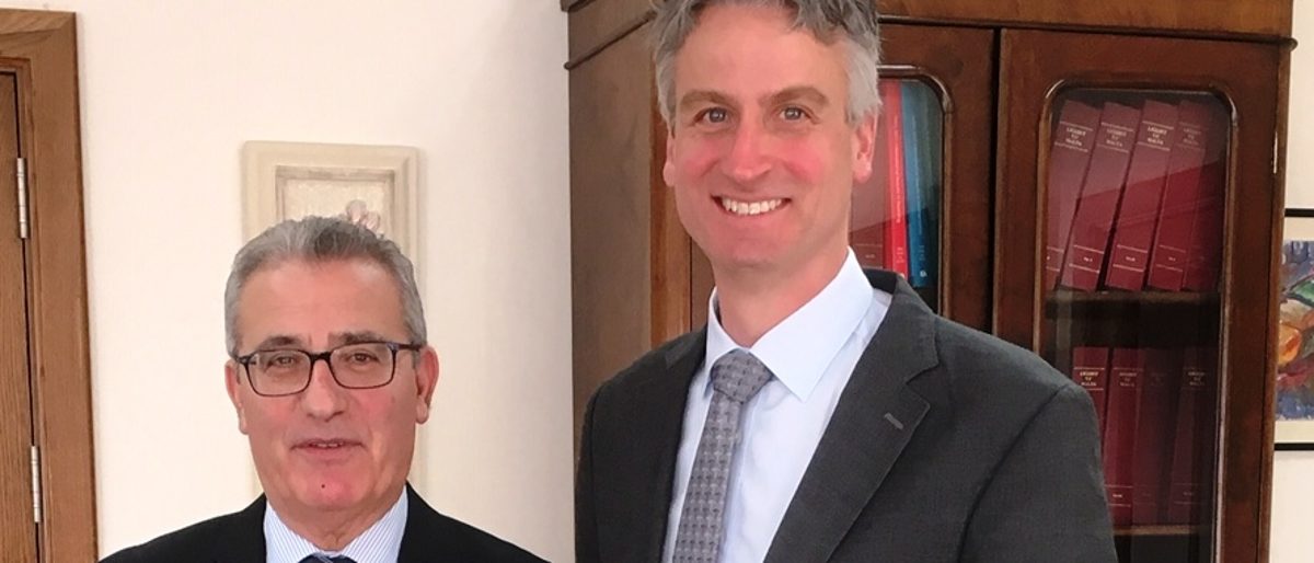 Evarist Bartolo (links) und Peter Karst freuten sich über das anregende Gespräch in Sachen Berufsorientierung. Evarist Bartolo (links) und Peter Karst freuten sich über das anregende Gespräch in Sachen Berufsorientierung.