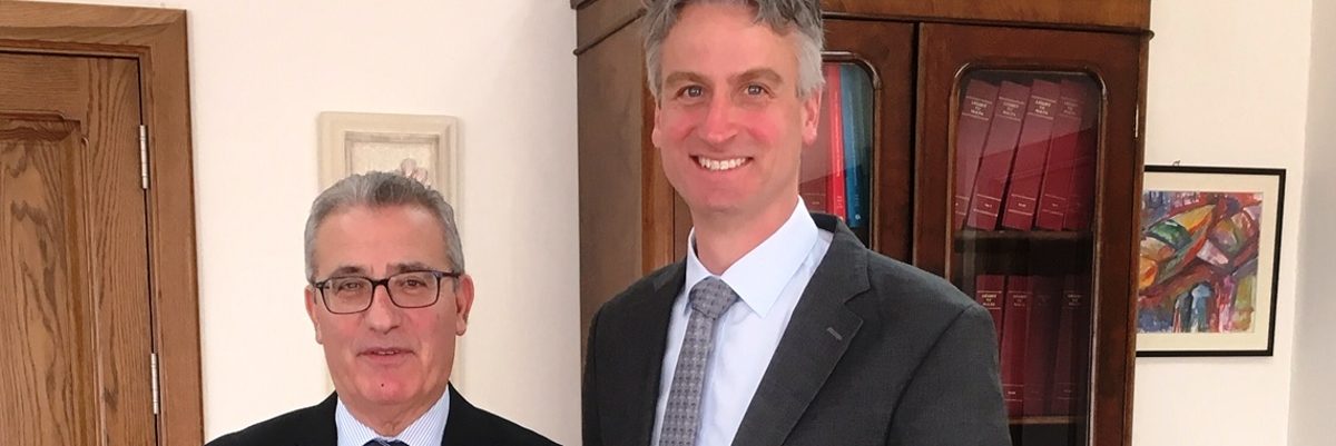 Evarist Bartolo (links) und Peter Karst freuten sich über das anregende Gespräch in Sachen Berufsorientierung. Evarist Bartolo (links) und Peter Karst freuten sich über das anregende Gespräch in Sachen Berufsorientierung.