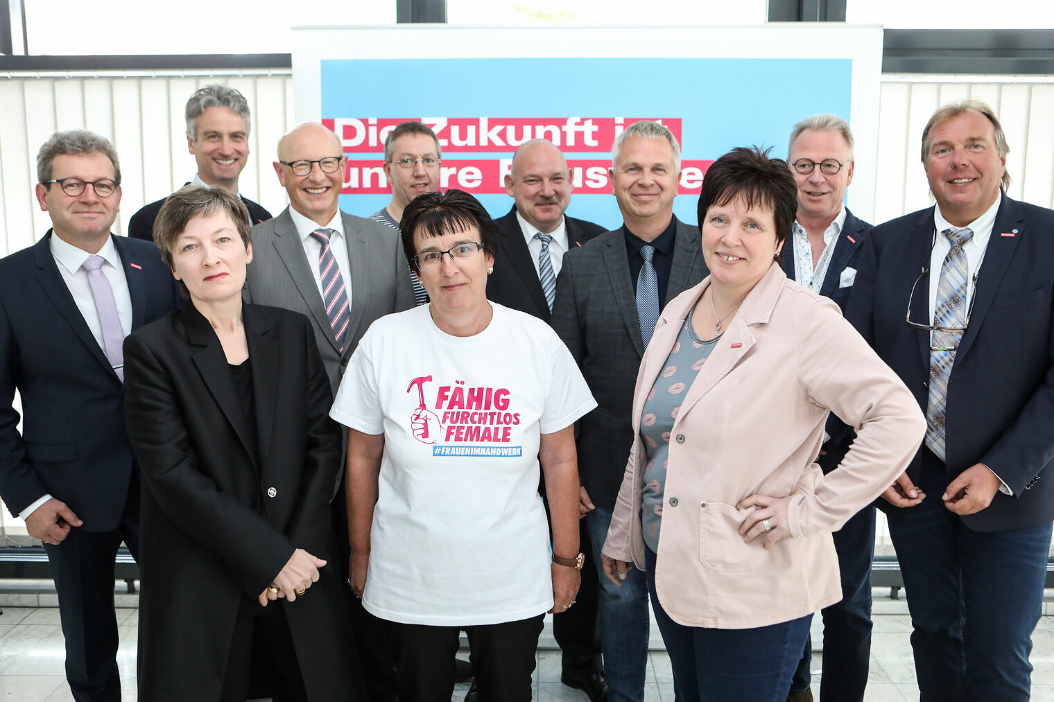 Alle Vorstandsmitglieder auf einem Blick: Handwerkskammerpräsident Karl-Wilhelm Steinmann (4.v.l.)Handwerkskammerpräsident, Vizepräsidentin (Arbeitnehmerseite) Stephanie Wlodarski, Vizepräsident (Arbeitgeberseite) Thomas Gehre sowie die weiteren Vorstandsmitglieder Mike Schneider (2.v.r.), Kai-Uwe Henneberg (fehlt auf dem Foto), Oliver Guhn (4.v.r.), Thomas Hinze (fehlt auf dem Foto), Petra Weltle (2.v.l.), Matthias Wendland (1.v.r.), Renate Hoffmann (3.v.r), Martin Kitzhofer (mitte hinten) und Oliver Knake (5.v.l.)