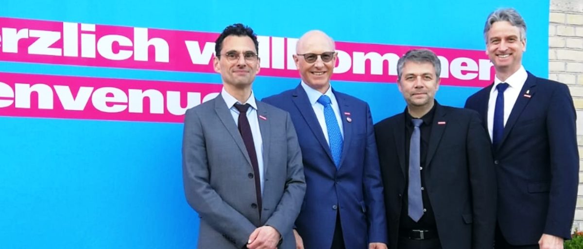 Philippe Perfetti (Direktor des Bildungszentrums der Handwerkskammer Rouen, von links), Karl-Wilhelm (Präsident der Handwerkskammer Hannover) Christophe Dore (Präsident der Handwerkskammer Rouen) und Peter Karst (Hauptgeschäftsführer der Handwerkskammer Hannover) Philippe Perfetti (Direktor des Bildungszentrums der Handwerkskammer Rouen, von links), Karl-Wilhelm (Präsident der Handwerkskammer Hannover) Christophe Dore (Präsident der Handwerkskammer Rouen) und Peter Karst (Hauptgeschäftsführer der Handwerkskammer Hannover)
