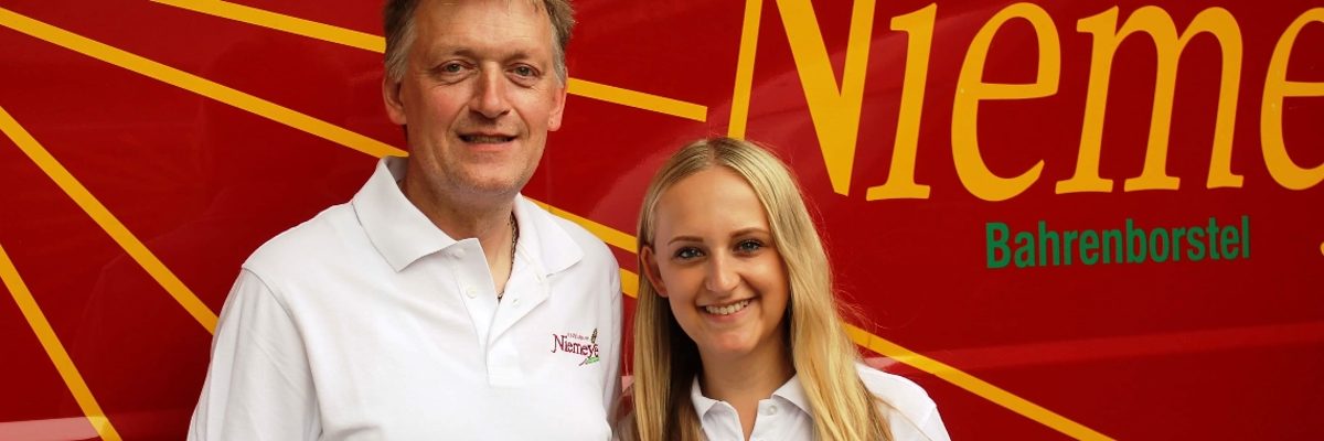 Franziska Niemeyer mit ihren Vater Frank, der die Landbäckerei Niemeyer zusammen mit seinem Bruder in der vierten Generation führt. Franziska Niemeyer mit ihren Vater Frank, der die Landbäckerei Niemeyer zusammen mit seinem Bruder in der vierten Generation führt.