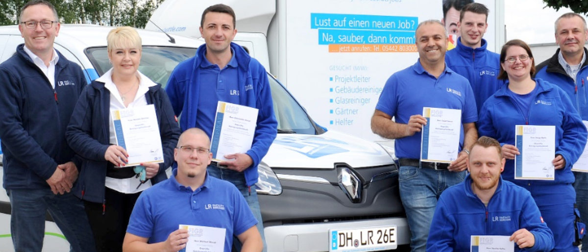 Acht Kandidaten der LR Akademie haben in diesem Jahr erfolgreich ihre Prüfung als Geprüfte Reinigungsfachkraft abgelegt. lr facility services
