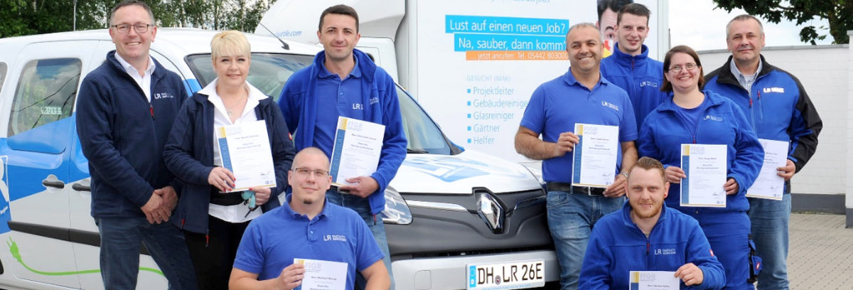 Acht Kandidaten der LR Akademie haben in diesem Jahr erfolgreich ihre Prüfung als Geprüfte Reinigungsfachkraft abgelegt. lr facility services