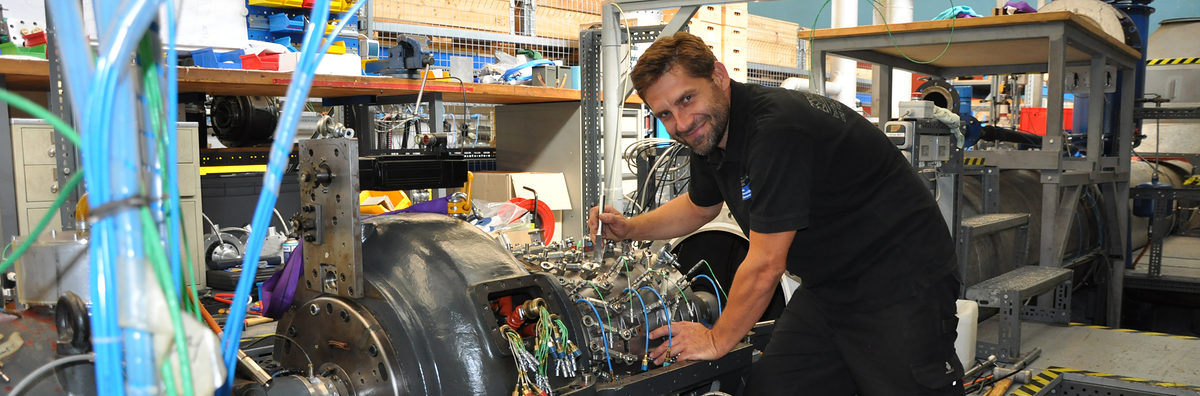 Igor Mamryuk ist frischgebackener Meister im Feinwerkmechanikerhandwerk. Meister, Handwerk, Feinmechaniker, Migrationshintergrund, Ukrainer