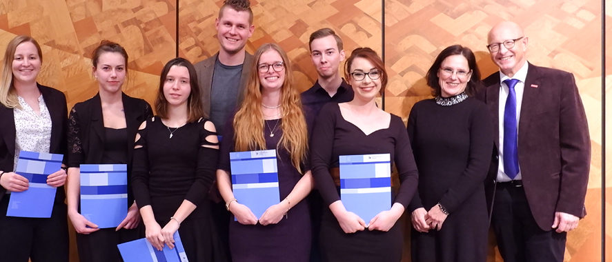Absolventinnen und Absolventen des Studiengangs "Geprüfte/r Betriebswirt/in (HwO)" Teilzeit 2017. Absolventinnen und Absolventen des Studiengangs "Geprüfte/r Betriebswirt/in (HwO)" Teilzeit 2017.