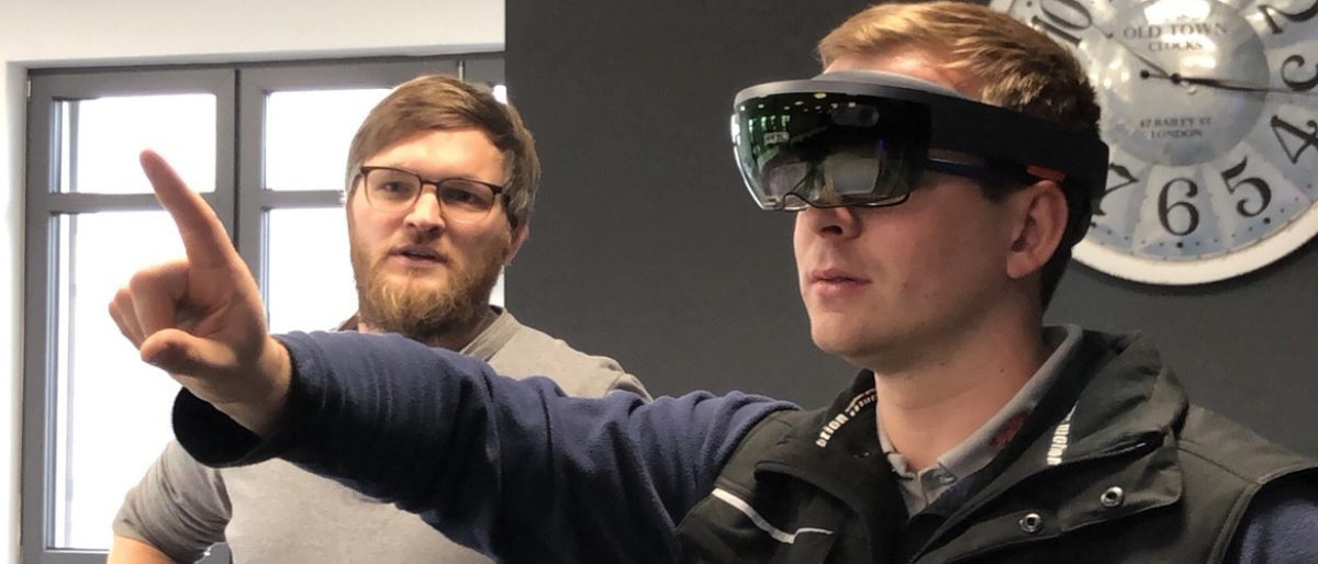 Servicetechniker vom Team Funke läßt sich durch die AR-Brille Zusatzinformationen anzeigen. AR-Brille, Digitalisierung, Augmented Reality