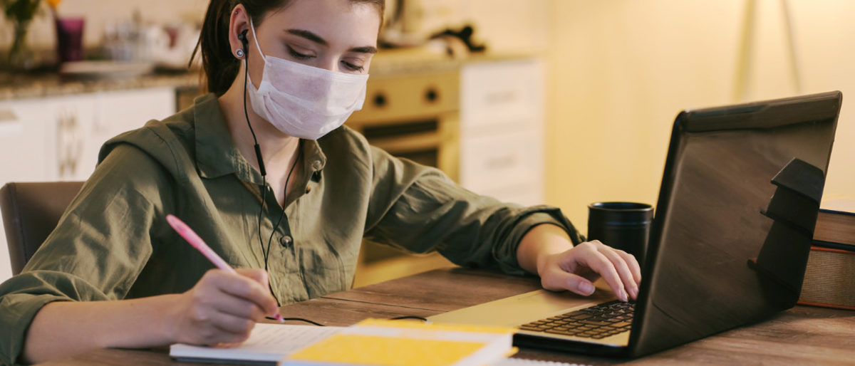 AdobeStock_331012989, lernen, corona, ausbildung, mundschutz, schreibtisch, laptop, pc, computer, zu hause stift, frau, auszubildende,