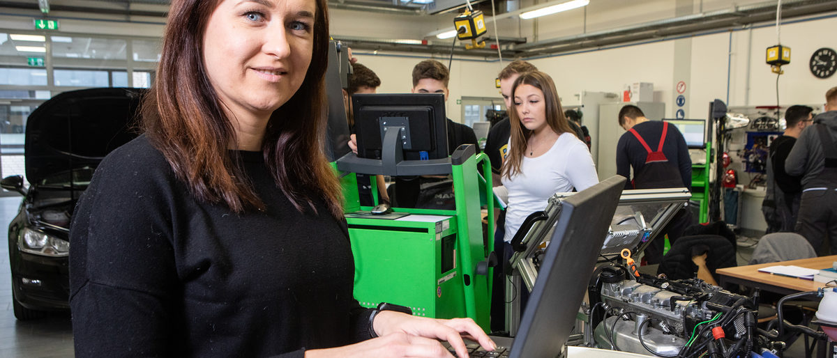 weiterbildung kfz, werkstatt frau, auto motor laptop, pc prüfung