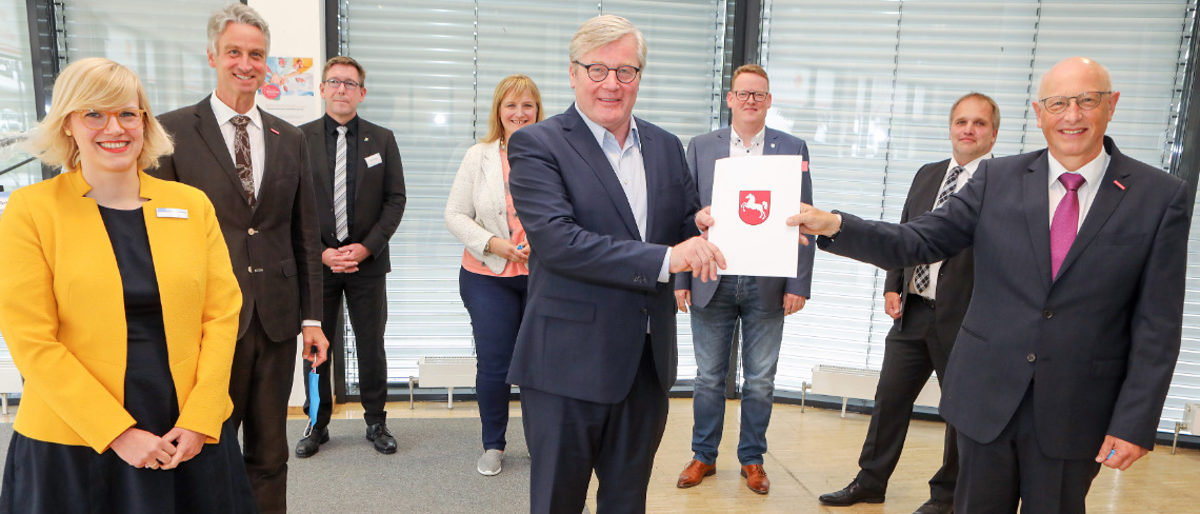 Minister Bernd Althusmann übergibt den Zuwendungsbescheid an Handwerkskammerpräsident Karl-Wilhelm Steinmann Fachkräfte, Projekt, Fachkräftesicherug, Minister, Bernd Althusmann