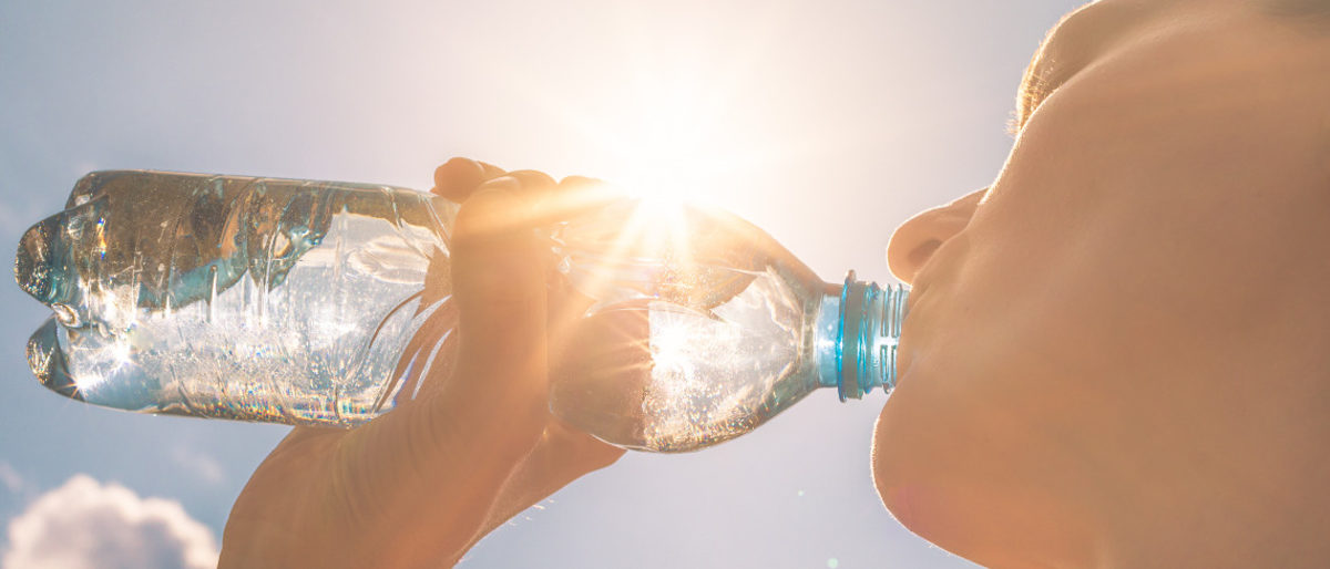 AdobeStock_257992792, wasser sommer, flasche, gesundheit, trinken