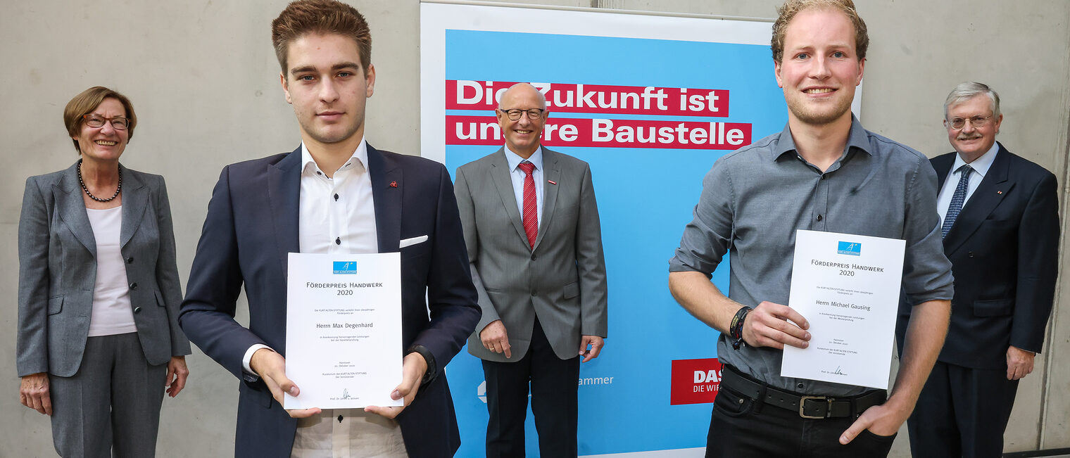 Die beiden Preisträger (vorn) mit Sabine Alten und Prof. Ulrich von Jeinsen von der Kurt-Alten-Stiftung sowie Handwerkskammerpräsident Karl-Wilhelm Steinmann Kurt-Alten-Preisverleihung 2020